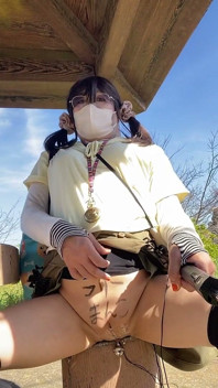 N°342 Marche sur un vibromasseur attaché à la cloche avec toujours l’inscription « Free » dessus