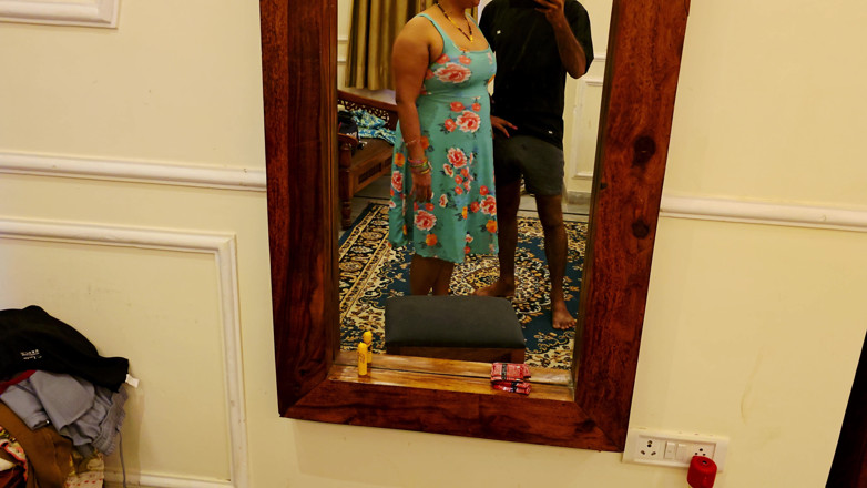 Neha bhabhi0832: Chị dâu thấy chị dâu trốn trong phòng tắm và đang...