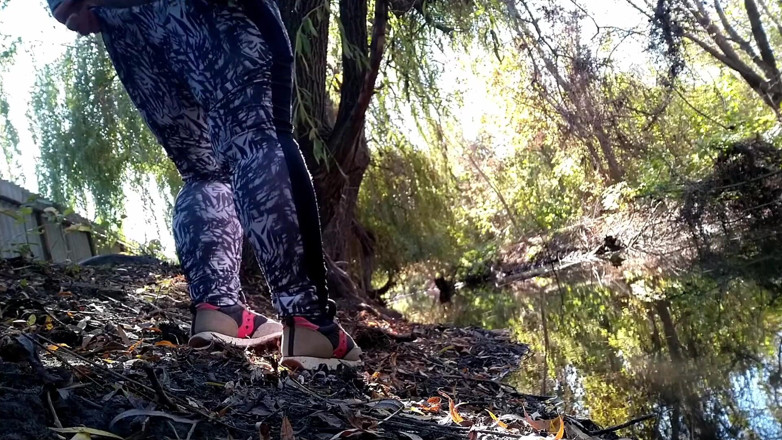 Elena: BBW in leggings pissing by the lake in a park