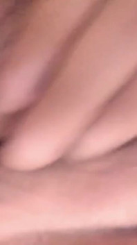我感到兴奋，用手指抚弄着紧致的阴部
