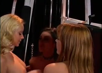 Outdoor pervs: Heet lesbisch trio zet al hun gaten te gebruiken