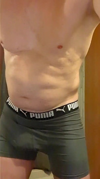 Un papa nuageux enchaîné porte un choeur et une laisse