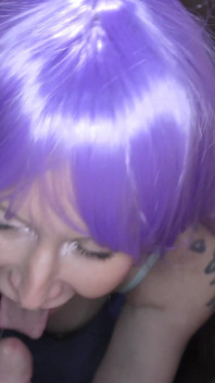La splendida MILF mangia e viene sborrata sulle sue incredibili tette