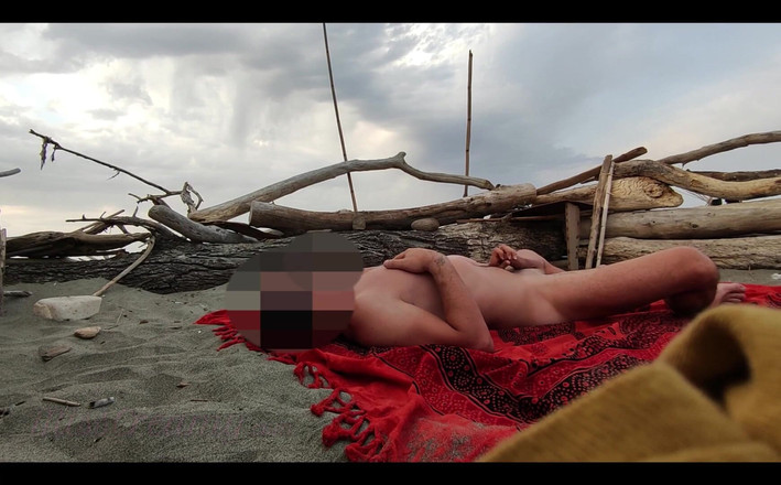 Miss Creamy: La mia fidanzata mi sega il cazzo sulla spiaggia per...