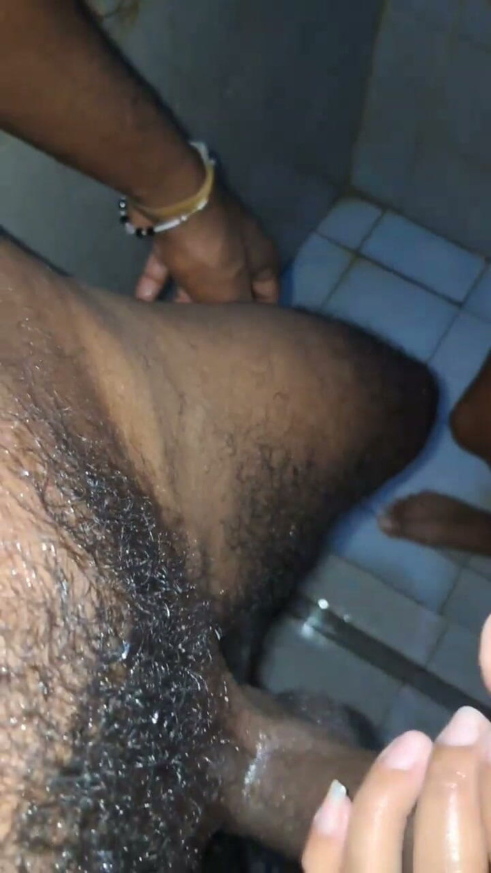 Mangacaribe: Ma demi-sœur m’invite à baiser en me baignant