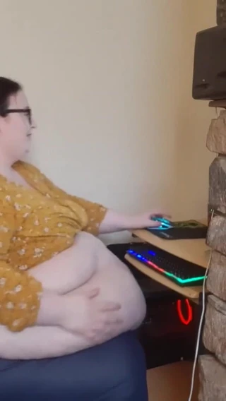 SSBBWLadyBrads: The fattest girl at work - struggles
