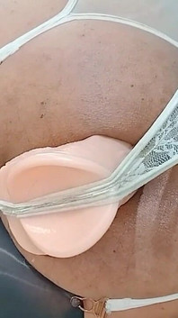 Ця красива іграшка повністю відкриває мою дупу через її величезну голову