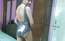 Cute &amp; Nude Crossdresser: Het crossdresser femboy Sweet Lollipop i sexig bodysuit bli naken.