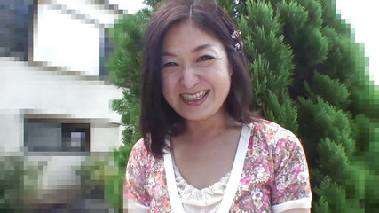 Asiatiques: Brunetka kočka se svléká dovnitř