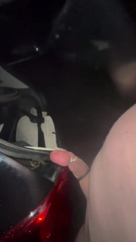 Esmagando bolas com a porta traseira de um carro