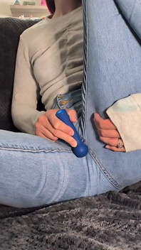 大学生の女の子が激しいオーガズム中にジーンズを濡らす