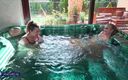 Mature NL: स्विमिंग पूल में मस्ती कर रही दो कामुक लेस्बियन