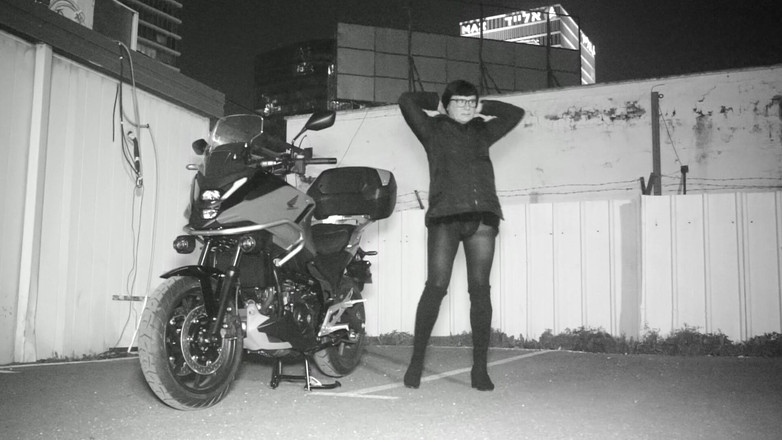 Voyager: Eine atemberaubende Dame präsentierte das Motorrad