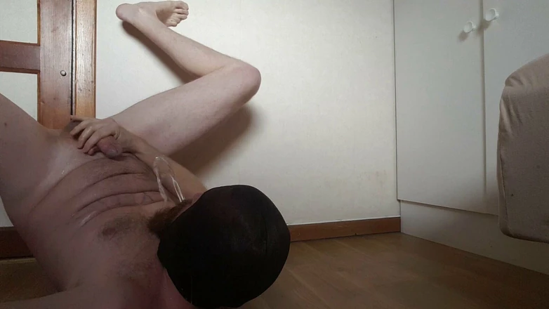 Pijothepisslover: Menunggang dildo dengan mandi kencing