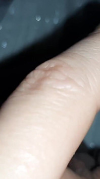 Masturbuji svůj velký klitoris a stydké pysky k intenzivnímu orgasmu