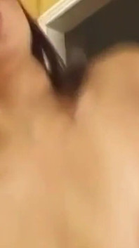Si rambut coklat matang menjolok pepek meleleh ke atas mangkuk