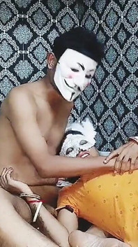 Dívka přivede sousedovu přítelkyni poprvé do svého domu, aby měla poprvé sex s přítelem