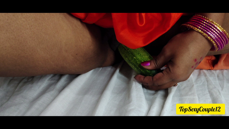 TopSexyCouple12: Desi fingert mädchen, das sich selbst mit gurke spielt