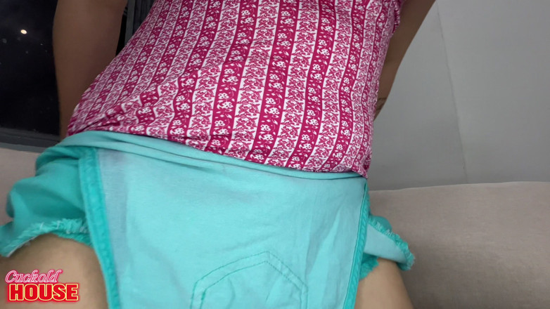 CuckoldHouse: Velký černoch roztahuje chlupatou kundičku vdané šprtky