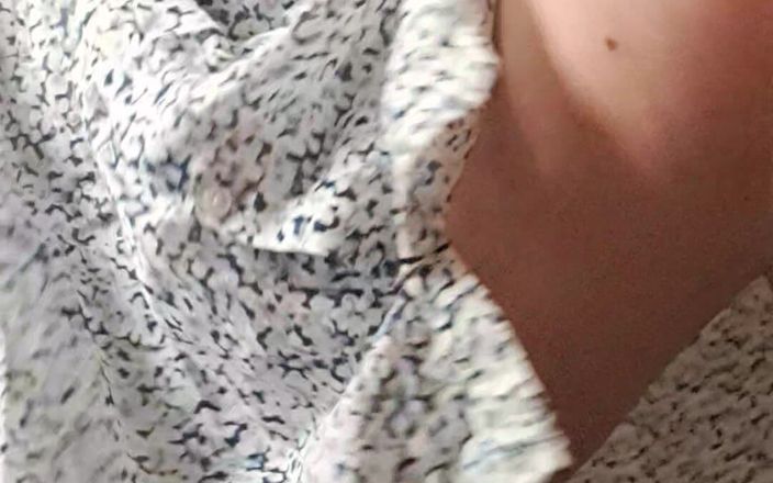 Mommy big hairy pussy: Pokazuje grubą, owłosioną cipkę macochy pod sukienką
