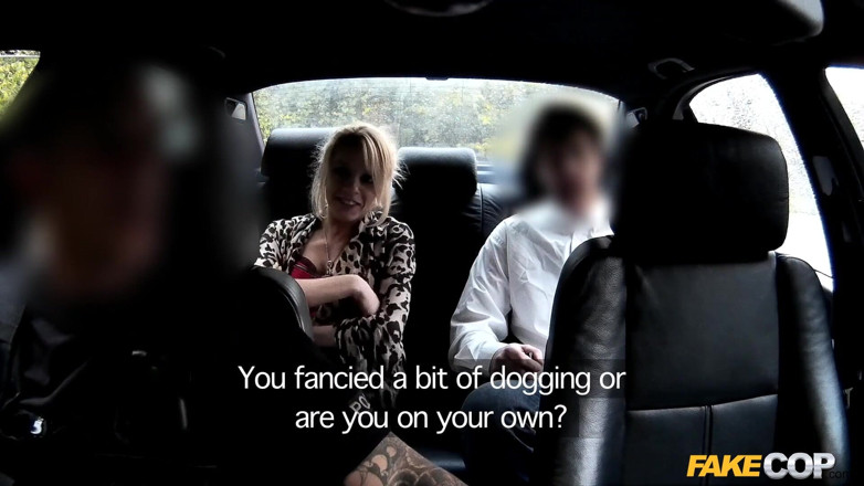 Fake Cop: Dirty dog day pomeriggio: la sua ragazza è felice di scopare...