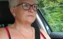 UK Joolz: Vú khỏa thân trong khi lái xe!