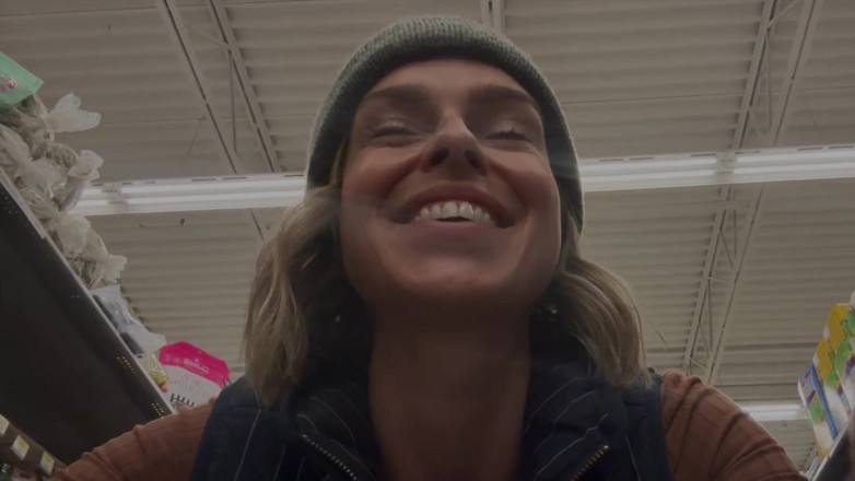 Serenity Cox: Publiczne orgazm w sklepie spożywczym z bujnym zdalnie sterowanym wibratorem