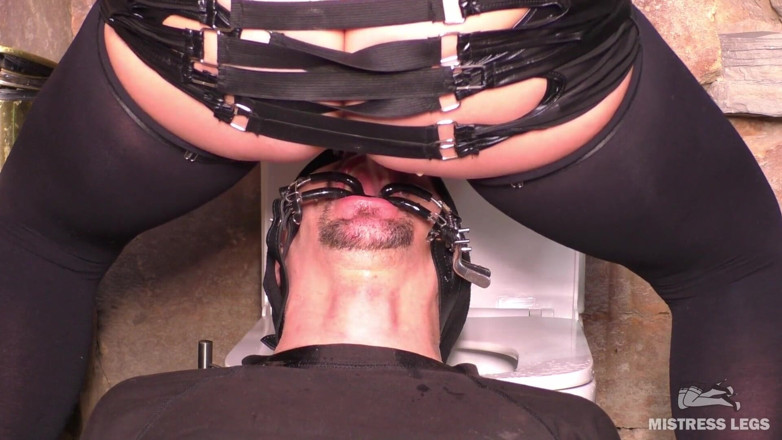 Mistress Legs: Meando en la garganta de mi esclavo - abierto de par...