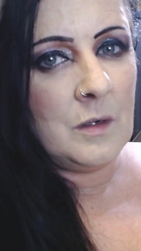 赤裸上身的打哈欠熟女anna