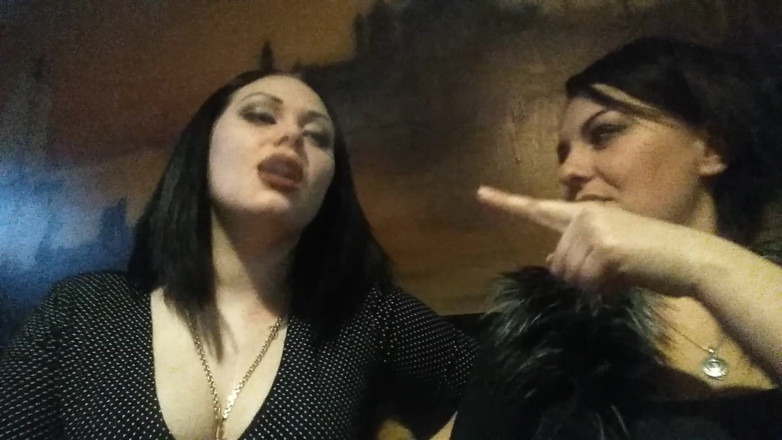 Goddess Misha Goldy: Parler et fumer une pute et des cigarettes dans un...