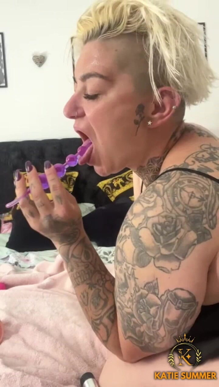 Katie Summer: Ich probiere mein analspielzeug aus