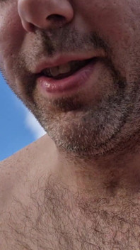 Tutto Nudo in Una Piazza