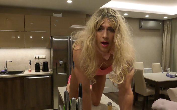 Trixy Sissy Babe: Trixy bebek servisini gösteriyor...