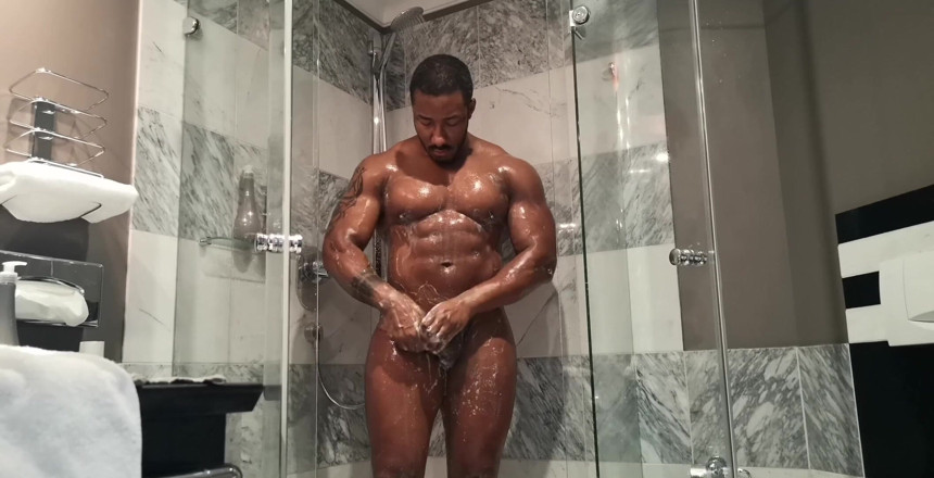 Amadeus: 베를린 호텔 샤워....