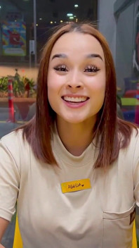 Nový praktik mě šuká, aby si vydělal práci! Sex na veřejnosti - Abella Olsen