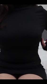 Líbí se ti moje těsné černé šaty?