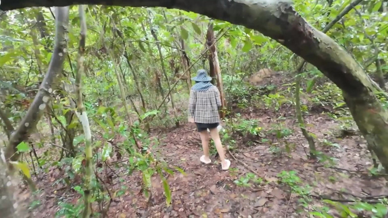 RealThaiSolo: Gadis-gadis thailand lagi jalan dan ngobrol dan memetik jamur di...