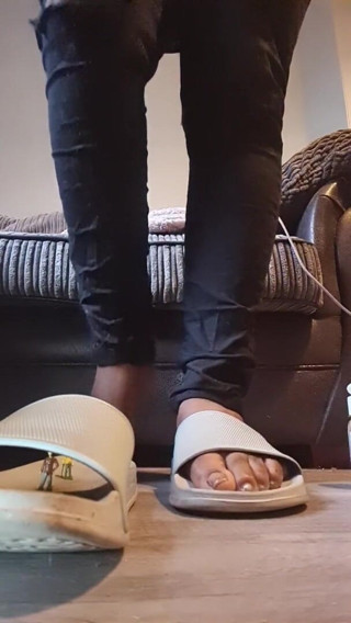 Simp to my ebony feet: Dev kadın sandalla eziliyor