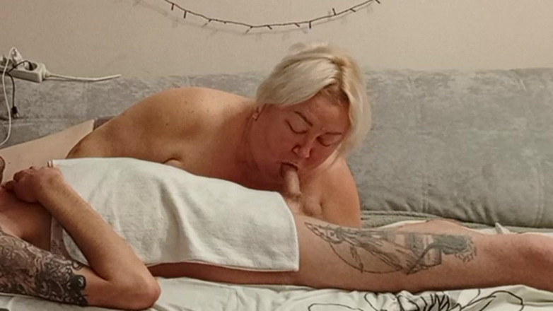 Zona901: Vecino chupa polla y traga semen