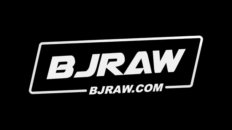 BJ Raw: Xochi se fait éjaculer dessus