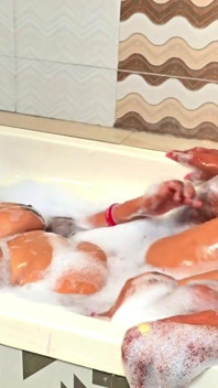 Mătușă indiană cu țâțe uriașe este futută dur de servitorul casei, după ce a văzut-o goală în baie