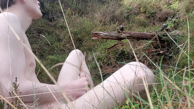 Forest Boi: Melancap di luar