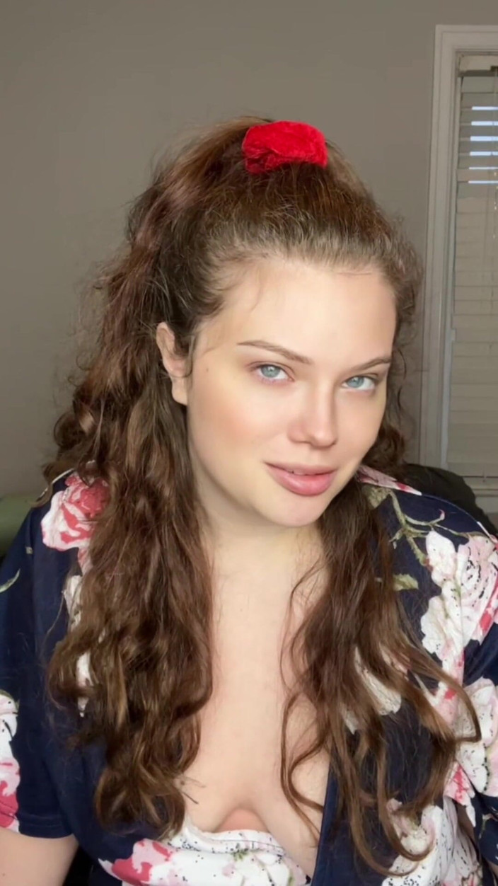 Dirtysecret: Stiefmoeder pov die de enorme pik van je vader vergelijkt...