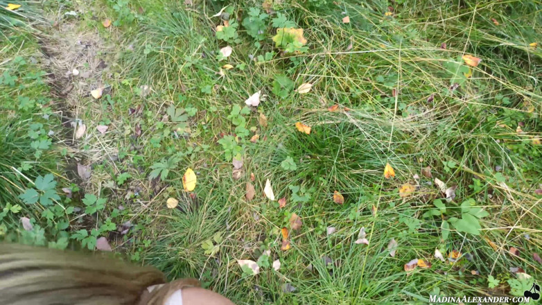 Madina Alexander: Sexig brud utomhus avsugning och doggy stil i skogen - sperma...