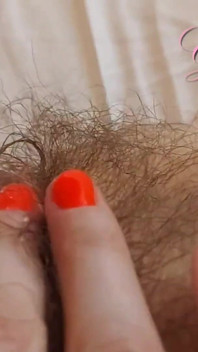 Una dita bruna estremamente pelosa masturba una figa da cui spuntano grandi labbra milf ginnagg