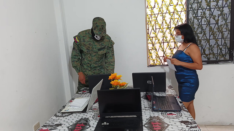 NEGRITA SEXY: Il soldato visita un negozio di computer e scopa l'impiegato