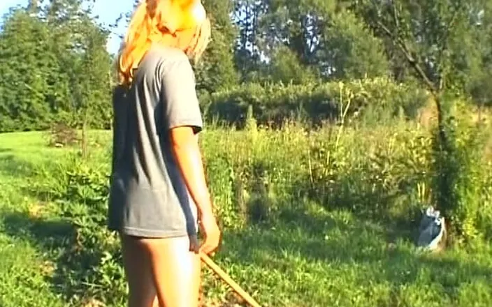 Deutscher hardcore: Blonde German Slut Plays with Fruits in Nature