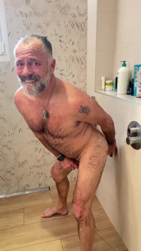 Daddybear трахається масивним ділдо