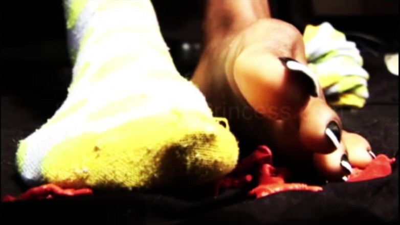 The Goddess Simone: Giantess of Stinky Socks