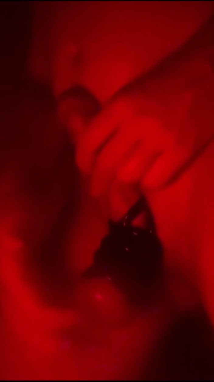 Kane Santiago: Masturbace v Červené Monochrome